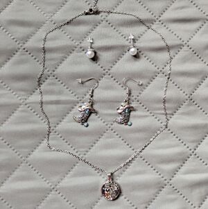 New Jewelry Lot: 1 Necklace And 2 Pairs Of Earrings